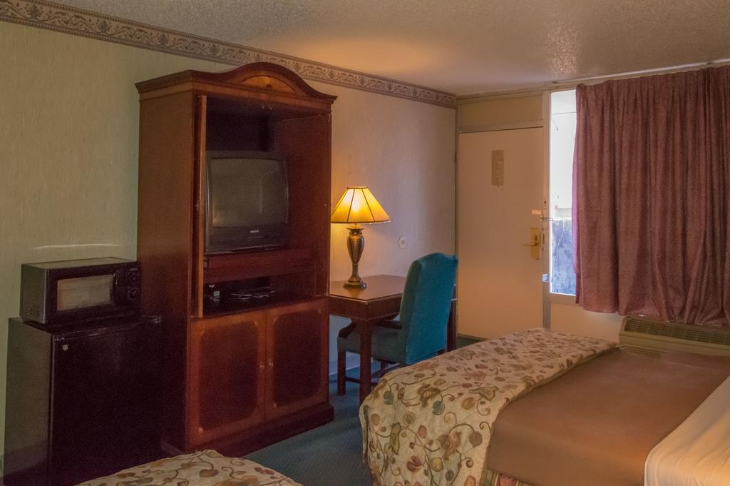 Executive Inn Hotel And Conference Center Лоутън Стая снимка