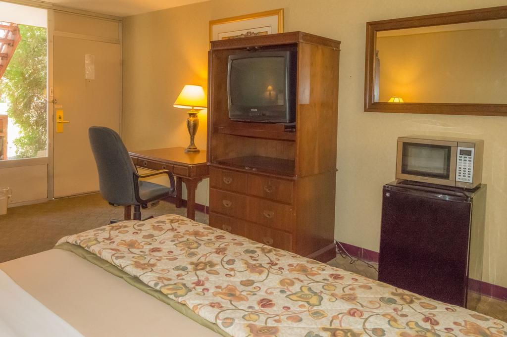 Executive Inn Hotel And Conference Center Лоутън Стая снимка