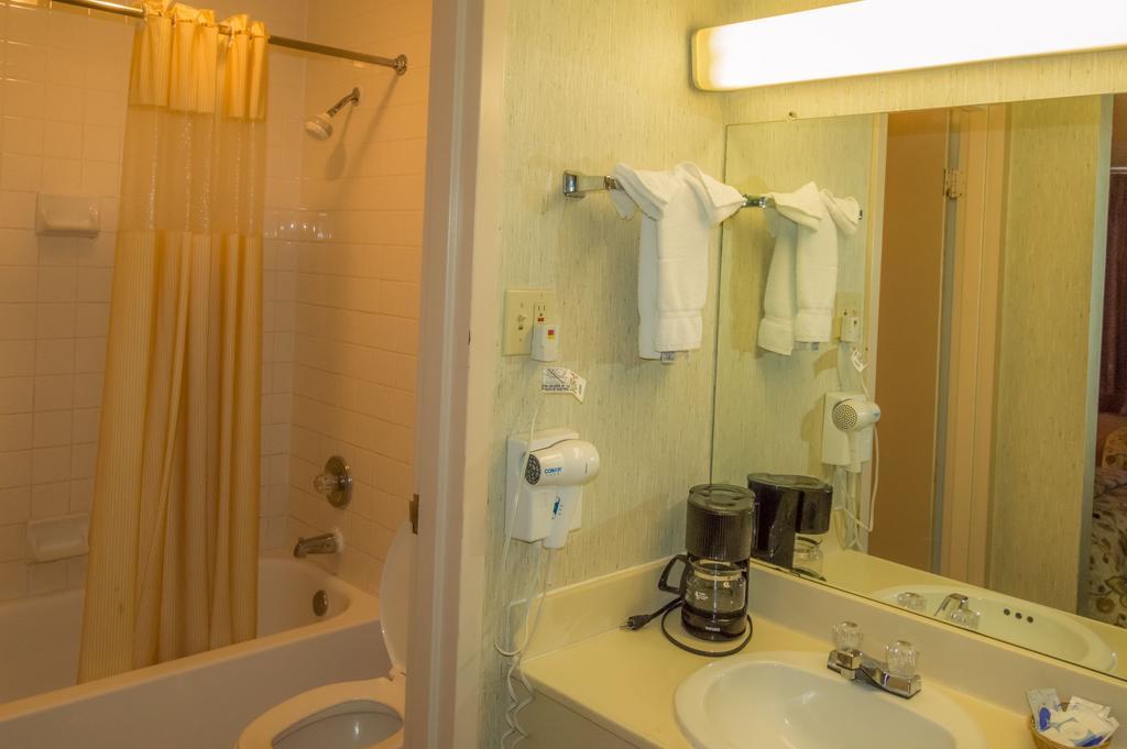 Executive Inn Hotel And Conference Center Лоутън Стая снимка