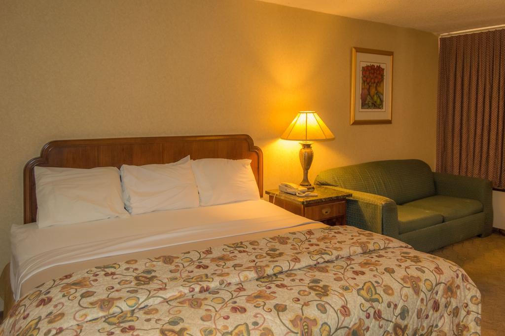 Executive Inn Hotel And Conference Center Лоутън Стая снимка