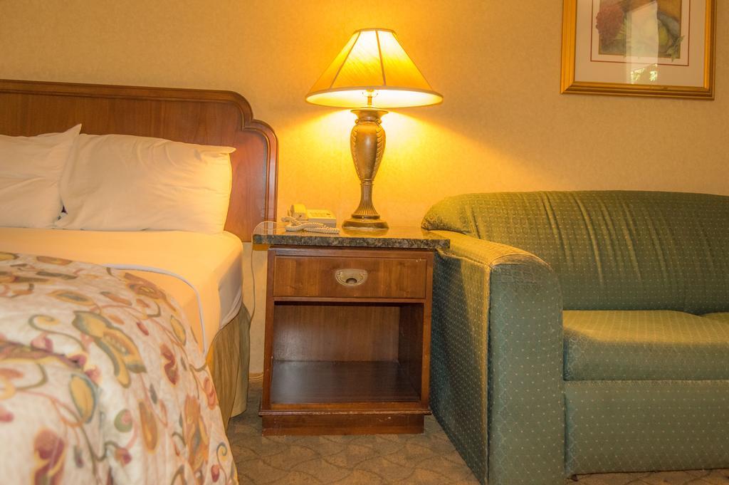 Executive Inn Hotel And Conference Center Лоутън Стая снимка