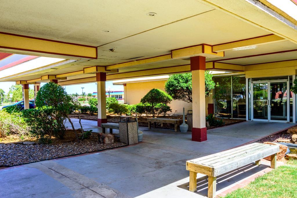 Executive Inn Hotel And Conference Center Лоутън Екстериор снимка
